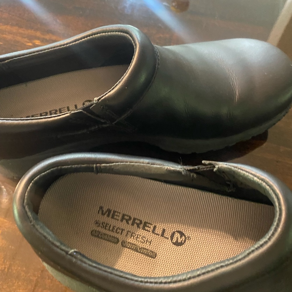 Merrell Women's Black Patterned Clogs - Picture 3 of 4
